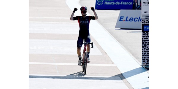 Dylan van Baarle helpt Ineos Grenadiers aan belangrijke overwinning